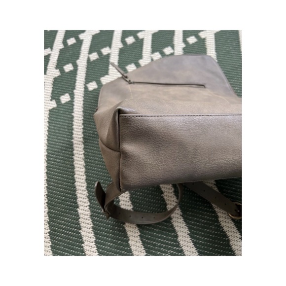 Universal Threads Backpack / Traveling Tote - Picture 6 of 6